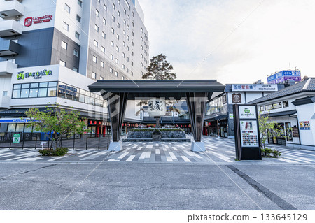 北海道函館市：函館站橫丁及HAKOVIVA綜合大樓的燈光 133645129