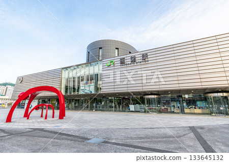 北海道函館市,通往熱門旅遊目的地函館的門戶,JR函館站在陽光明媚的日子 北海道函館市,通往熱門旅遊目的地函館的門戶,JR函館站在陽光明媚的日子 133645132