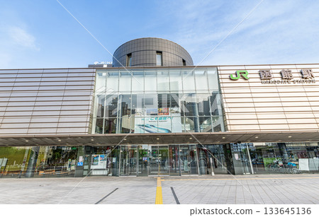 北海道函館市，通往熱門旅遊目的地函館的門戶，JR函館站在陽光明媚的日子 133645136