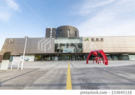 北海道函館市，通往熱門旅遊目的地函館的門戶，JR函館站在陽光明媚的日子 133645138