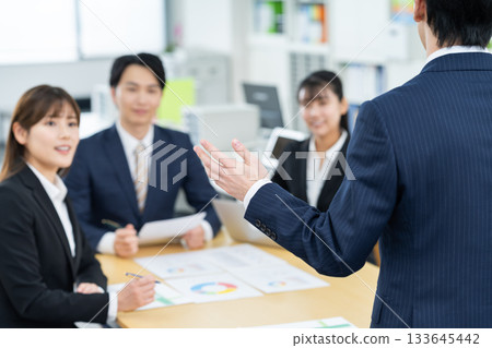 Young business people having a meeting 133645442