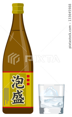 圖示為一瓶1.8升裝泡盛酒和一個玻璃杯 圖示為一瓶1.8升裝泡盛酒和一個玻璃杯 133645988
