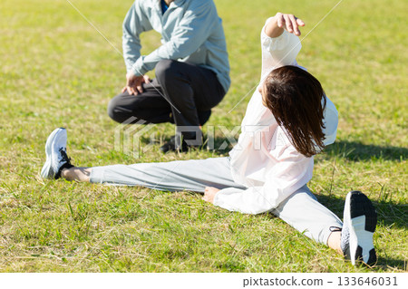 一對中年夫婦在戶外做伸展運動。 133646031