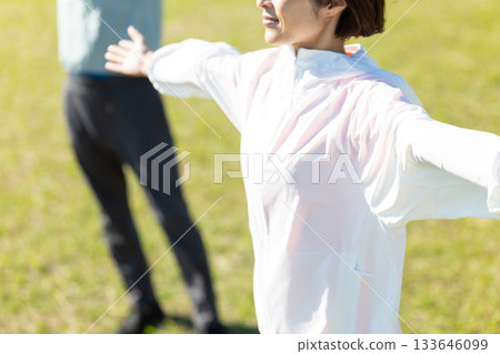 一對中年夫婦在戶外做伸展運動。 133646099