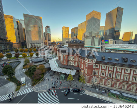東京站丸之內大樓及背景建築在暮色中熠熠生輝。 2025年11月，日本千代田區 133646248