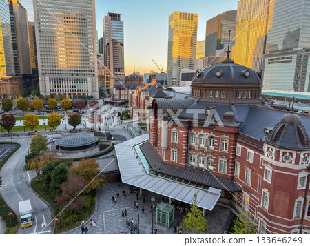 東京站丸之內大樓及背景建築在暮色中熠熠生輝。 2025年11月，日本千代田區 133646249