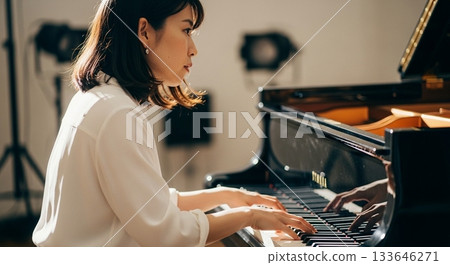 一個女人彈鋼琴 133646271