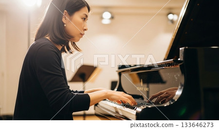 一個女人彈鋼琴 133646273