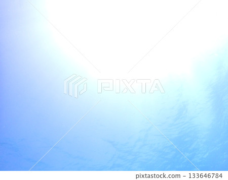 從水面上看到的天空 133646784