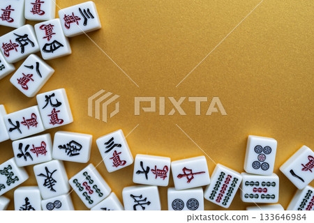 金色背景上的麻將牌 133646984
