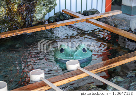 Traditional Japanese water basin with frog sculpture at shrine purification area near Meoto Iwa Futami, Ise city, Japan Traditional Japanese water basin with frog sculpture at shrine purification area near Meoto Iwa Futami, Ise city, Japan 133647138