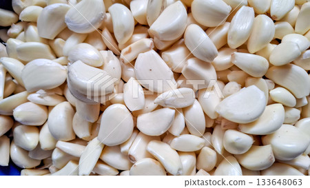 Heap of Clean Peeled Garlic Cloves Texture Background 133648063