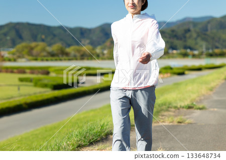 中年婦女在戶外散步 133648734