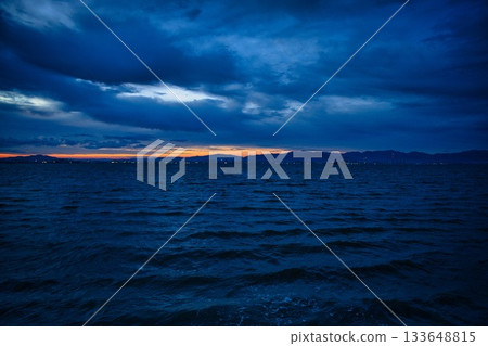 寧靜的黎明海面與湛藍的天空 寧靜的黎明海面與湛藍的天空 133648815