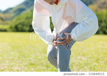 中年婦女戶外運動時膝蓋受傷 中年婦女戶外運動時膝蓋受傷 133649515