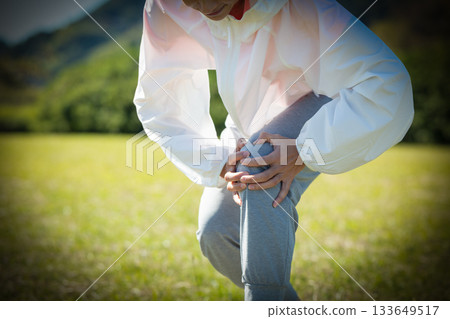 中年婦女戶外運動時膝蓋受傷 133649517