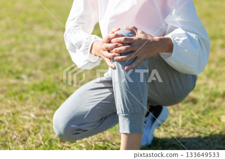 中年婦女戶外運動時膝蓋受傷 133649533