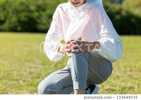 中年婦女戶外運動時膝蓋受傷 133649535