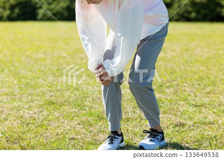 中年婦女戶外運動時膝蓋受傷 133649538