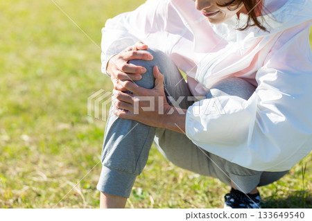 中年婦女戶外運動時膝蓋受傷 133649540