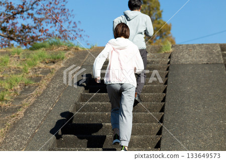 一對中年夫妻在戶外跑步 一對中年夫妻在戶外跑步 133649573
