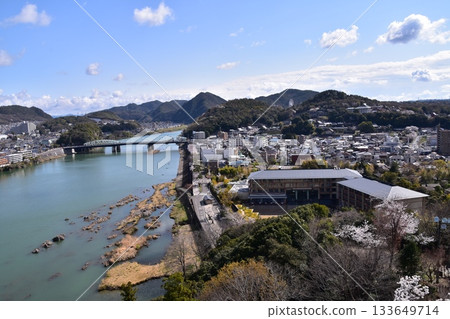 日本愛知縣犬山市：春天的犬山城，櫻花盛開。從國寶級城堡塔樓的頂層俯瞰周圍的城市景觀和自然風光。 133649714