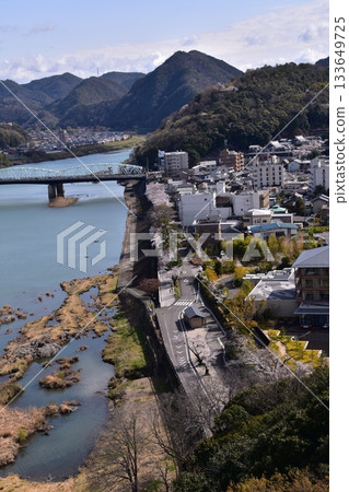 日本愛知縣犬山市：春天的犬山城，櫻花盛開。從國寶級城堡塔樓的頂層俯瞰周圍的城市景觀和自然風光。 133649725