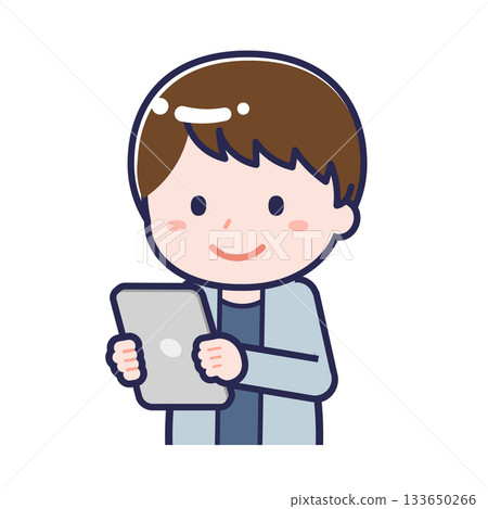 一名身著休閒裝的成年男子正在使用平板電腦 133650266