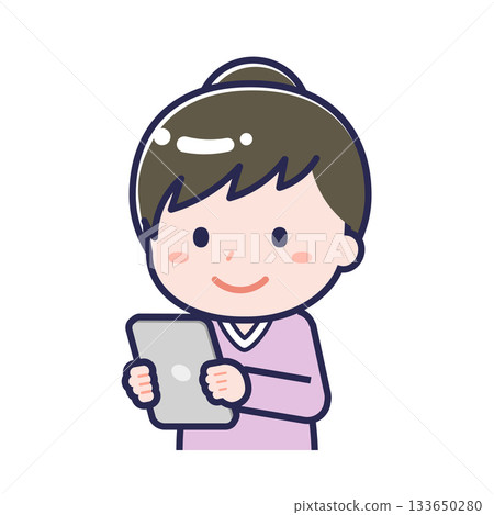 一名身著便服的成年女性正在使用平板電腦 133650280