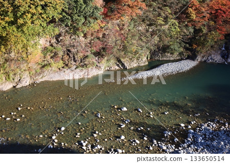 秋葉染紅了宇奈月溫泉的山川河流。 133650514