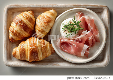 bread, sandwich, croissant 133650823