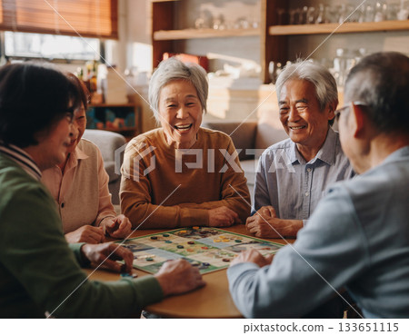 社區時光,老人們歡聚一堂,臉上洋溢著笑容,一起玩桌遊。 社區時光,老人們歡聚一堂,臉上洋溢著笑容,一起玩桌遊。 133651115