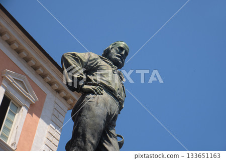 close view of the Garibaldi statue in Pisa, Italy 133651163