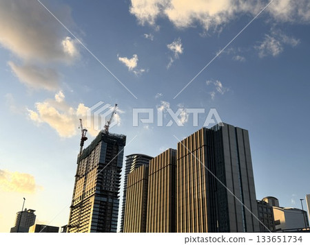 大阪的建築和傍晚的天空 大阪的建築和傍晚的天空 133651734