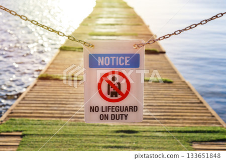 Notice of absence of lifeguards at the beach entrance 133651848