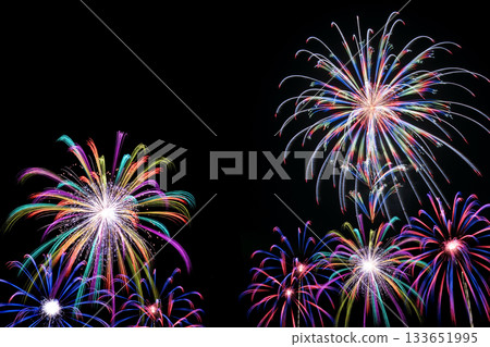 夏季節慶煙火和黑色背景 133651995