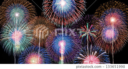 夏日節慶煙火表演的絢麗背景 夏日節慶煙火表演的絢麗背景 133651998