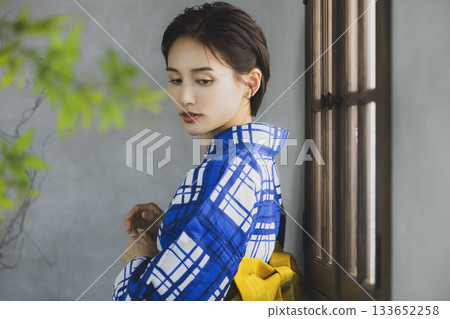 窗邊穿著浴衣的女子 133652258