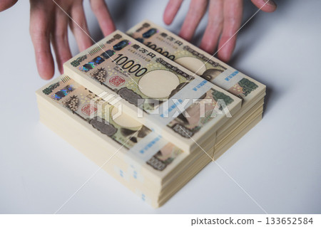 Hand receiving money 133652584