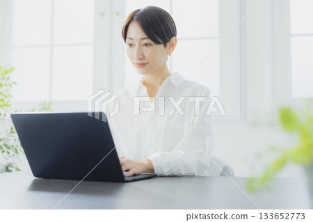在電腦上工作的中年婦女 在電腦上工作的中年婦女 133652773