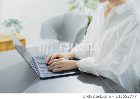觀看智能手機的婦女 133652777