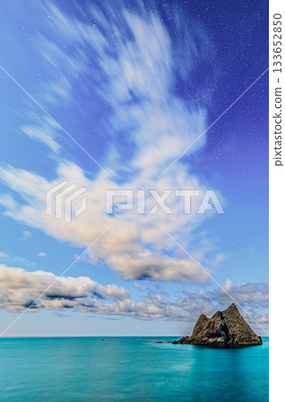 Mado-iwa Rocks floating under the starry sky and Shakotan blue (Shakotan Peninsula, Hokkaido) Mado-iwa Rocks floating under the starry sky and Shakotan blue (Shakotan Peninsula, Hokkaido) 133652850