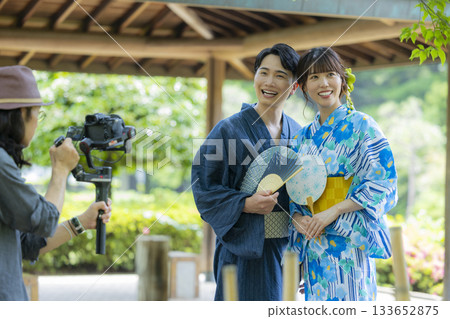 穿著浴衣約會的男女 133652875