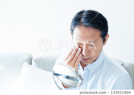 看鏡子的成熟人 133652904