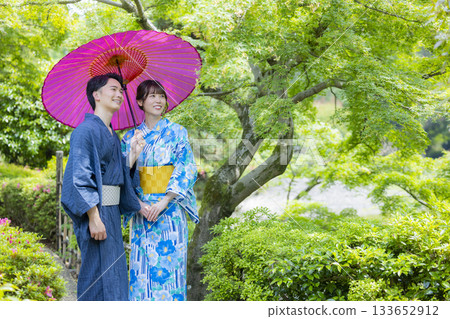 Men and women on a date in yukata 133652912
