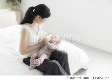 母親給她的孩子牛奶 母親給她的孩子牛奶 133652956