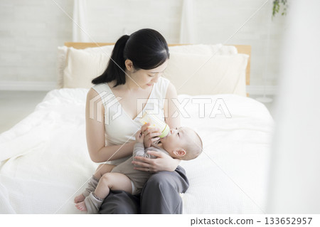 母親給她的孩子牛奶 133652957