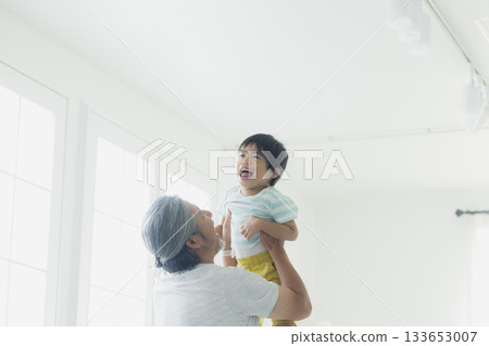 一位慈祥的祖父抱著他的孫子 133653007