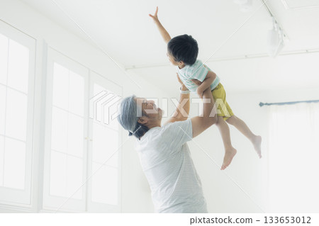 一位慈祥的祖父抱著他的孫子 一位慈祥的祖父抱著他的孫子 133653012