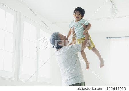 一位慈祥的祖父抱著他的孫子 一位慈祥的祖父抱著他的孫子 133653013